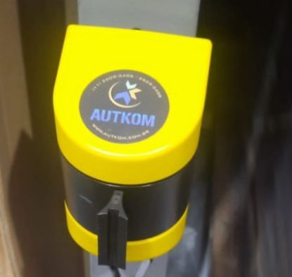 Imagem de KIT DE PAREDE COM FITA ZEBRADO PRETO/AMARELO 3M